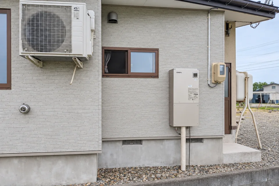 住宅外壁に設置されたCHOFU製ボイラー