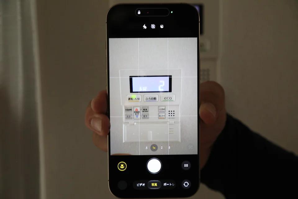 給湯器リモコンのエラー番号をスマートフォンで撮影する手元